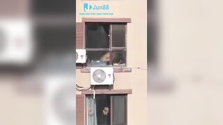 Gái xinh cưỡi cặc dâm đãng mà không đóng cửa sổ con bị quay lén