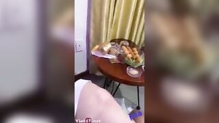 Vào nhà nghỉ xong nhậu nứng lồn gạ luồn thằng bạn thân địt tê lồn