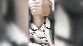 Vào bịt miệng bóp vú móc lồn em crush ngay trong nhà vệ sinh nữ