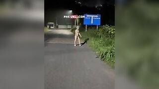 Thua kèo em gái cởi đồ khoả thân trên đường ngay trong đêm