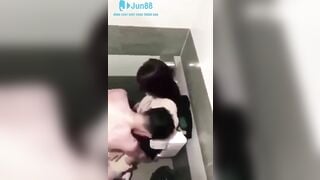 Quay lén 2 đứa bạn thân địt nhau trong nhà vệ sinh dâm đãng