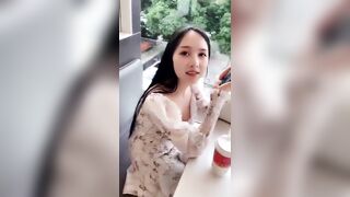 Quay lén chị khách uống nước vú to mặt xinh