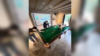 Địt tập thể em nhân viên xếp bi da trắng cực múp ngay trên bàn bia