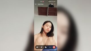 Em học sinh thủ dâm cùng gáo nước. Mặt cực dâm và ngon