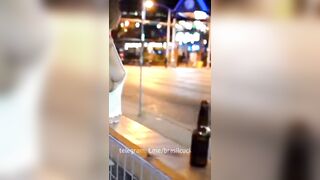 Khoe vú tròn trong quán bar