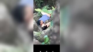 Quay lén đang đi leo núi thì bắt gặp cặp đôi đang địt nhau sướng vl