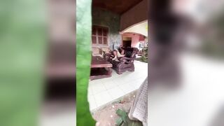 Quay lén chị hàng xóm ngồi thủ dâm trên ghế quay lại gửi cho trai