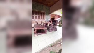 Quay lén chị hàng xóm ngồi thủ dâm trên ghế quay lại gửi cho trai