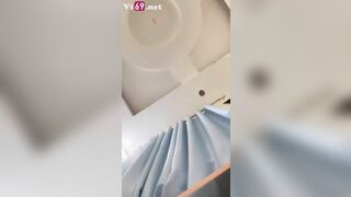 Vừa đá bi em còn vừa vắt sữa chưa chịch đã muốn xuất tinh rồi