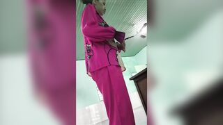 Quay lén chị dâu thay quần áo tý nữa thì bị bà phát hiện may quá