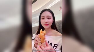 Gái dâm bú cặc người yêu trong quán nước hàng ngon dâm đãng kích thích