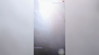 Clip sex Em tay vịn KTV say rượu bị khách hap dâm bắn tinh ngập lồn
