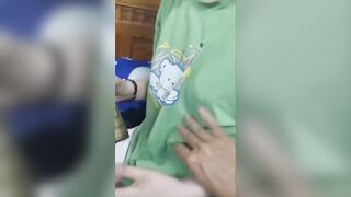 Cho con e họ Lon nước ngọt vs điện thoại, Xong Bóp Vú địt vào lồn non không lông