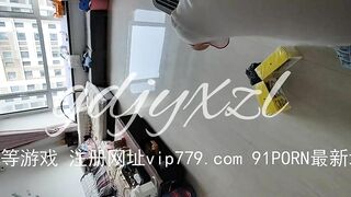 Doggy em họ mình dây public từ hành lang chung cư vô đến phòng ngủ