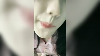 Gái xinh mặt dâm thèm tinh trùng há mồm lè lưới cho các anh bắn tinh vào mồm