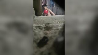 Em hàng xóm tắm