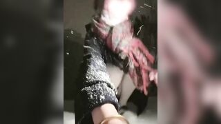 Trời tuyết mà em nó vẫn ra ngoài thủ dâm đái kích thích