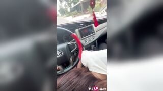 Đang lái xe em kéo quần anh ra bú mút chỉnh cần số 2