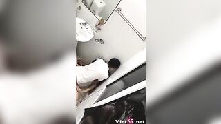 Em gái say rượu vào nhần WC nam bị anh nhân viên đè vào góc tường đụ nát lồn