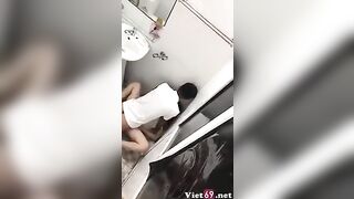 Em gái say rượu vào nhần WC nam bị anh nhân viên đè vào góc tường đụ nát lồn