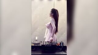 Rình mãi mới quay lén được vú của em DJ