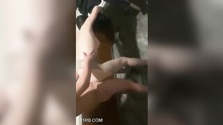 Mở cửa phòng bắt em chổng mông ra sân cho anh hàng xóm móc cua