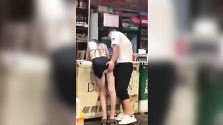 Sờ mông em gái say rượu mới quen mông to