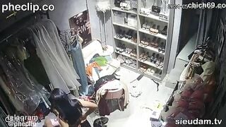 Quay lén chủ shops quần áo vú to lồn múp địt nhau với khách dâm đãng kích thích