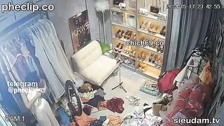 Quay lén chủ shops quần áo vú to lồn múp địt nhau với khách dâm đãng kích thích