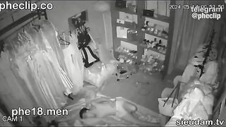 Quay lén chủ shops quần áo vú to lồn múp địt nhau với khách dâm đãng kích thích