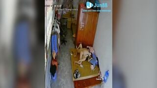 Xem cam thì phát hiện vợ bị khách hàng hấp dâm