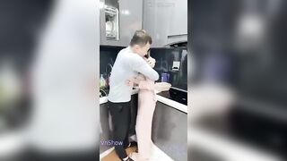 Địt vợ thàng bạn thân trong bếp hấp dâm bắn tinh vào lồn