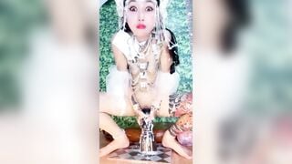 Nhét cả bàn tay vào lồn thủ dâm dâm đãng kích thích siêu dâm hàng ngon chảy nước
