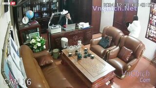 Hack camera Hiệu trưởng lộ clip lếu lều các nữ giáo viên, phụ huynh nâng điểm cho con