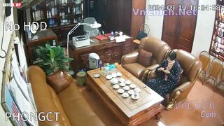 Hack camera Hiệu trưởng lộ clip lếu lều các nữ giáo viên, phụ huynh nâng điểm cho con