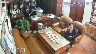 Hack camera Hiệu trưởng lộ clip lếu lều các nữ giáo viên, phụ huynh nâng điểm cho con