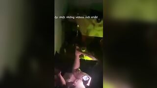 Núp ngoài cửa quay lại cảnh thằng chồng vừa nt với mình vừa đang địt mẹ vợ nhiệt tình
