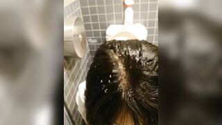 Quay lén gái non mình dây nứng đi đái trong wc