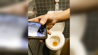 Quay lén gái non mình dây nứng đi đái trong wc