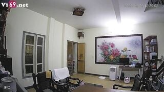 Hack camera em gái kính cận vú to thả rông ở công ty