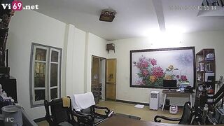 Hack camera em gái kính cận vú to thả rông ở công ty
