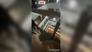 Trời mưa bão mà anh bắt em dừng xe giữa đường chịch mới chịu