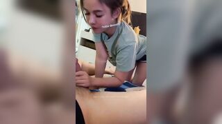E đang Ăn mì tôm và Bắt e bú cu, Cuốn mì tôm vào Chim vừa bú Vừa ăn Với tinh trùng