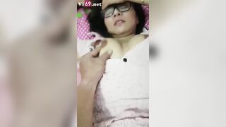 Lên giường cùng chị kế toán đang nuôi con nhỏ, vừa chịch vừa bú hết sữa còn bắt nuốt