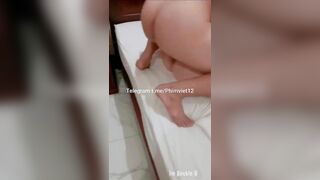 Ck đứng quay phim cho bạn thân đụ vào cái lồn ướt múp máp của vợ mình