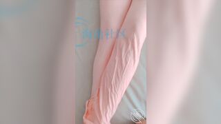 chị họ lồn múp nằm im cho e trai sờ lồn bóp vú quay vid cho mấy th b cùng xem