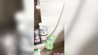 Cô bạn thân đang tắm mở cửa vô quay thì bị em mắng