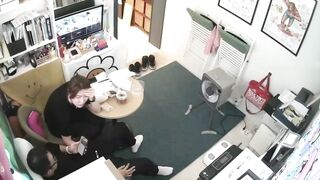 Soi cam thấy người yêu bị xếp địt nhau tê lồn trong phòng làm việc tung lên mạng