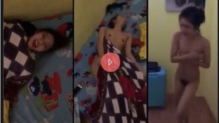 Con em họ đang thủ dâm móc lồn trong chăn ấm bị phát hiện