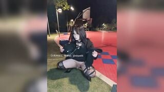Dắt con chó cái có cu đi ra công viên đi đái